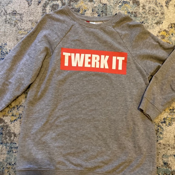 H&M Twerk It sweatshirt - Picture 3 of 5